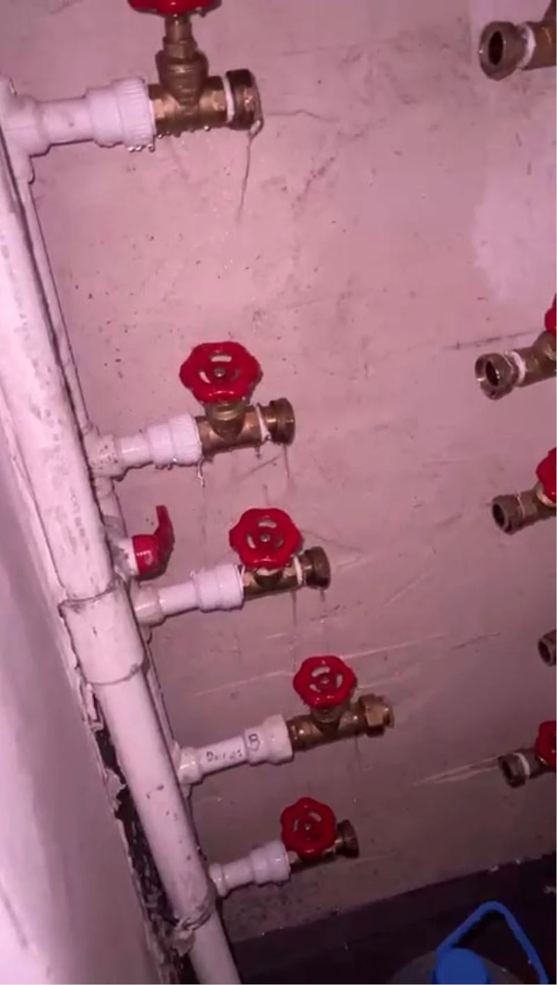 Sultangazi’de bir binadan 22 su saatini çalan hırsızlar kamerada
