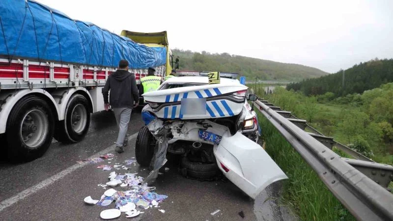 Samsun’da otomobil park halindeki polis aracına çarptı: 2 yaralı
