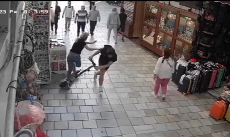 Kalabalığın arasında seyreden scooterlı genç, kadına çarptı
