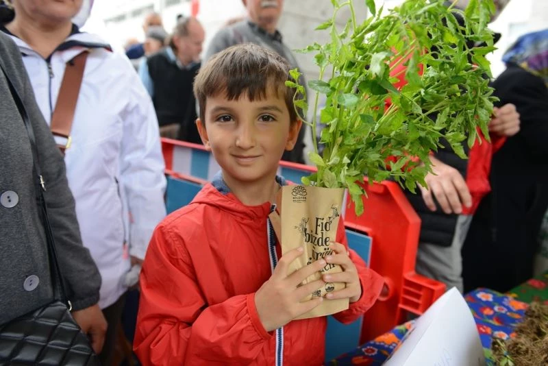 Nilüfer’de balkon tarımı fidelerle yaygınlaşıyor

