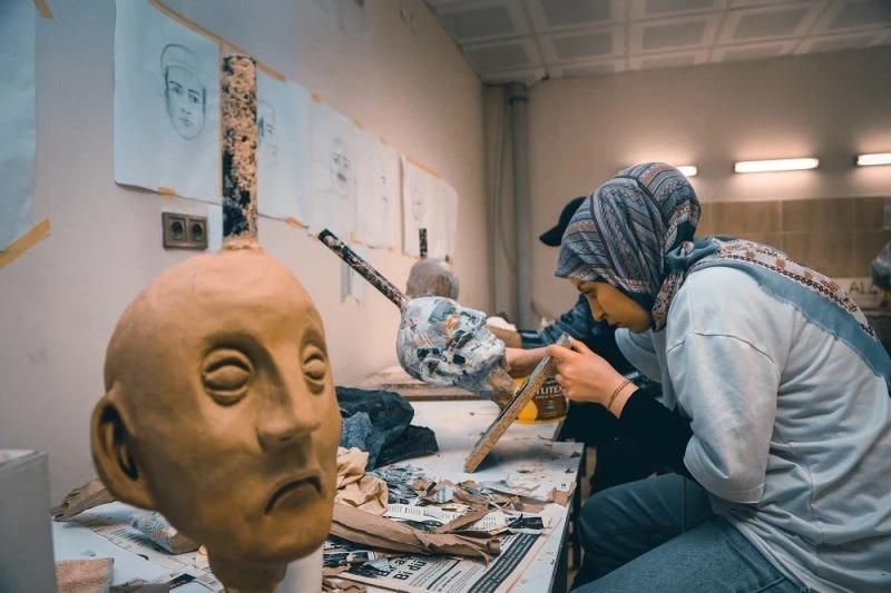 Üniversite öğrencileri atölyede kukla yapımını öğreniyor
