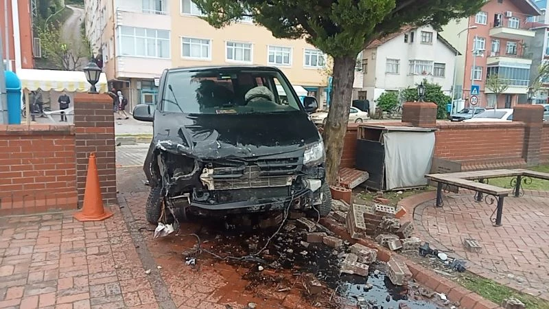 Freni boşalan minibüs ticari taksiye çarptı:2 yaralı
