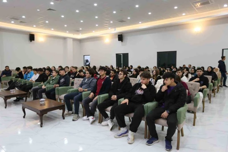 Başkan Aygün gençlere tecrübelerini anlattı
