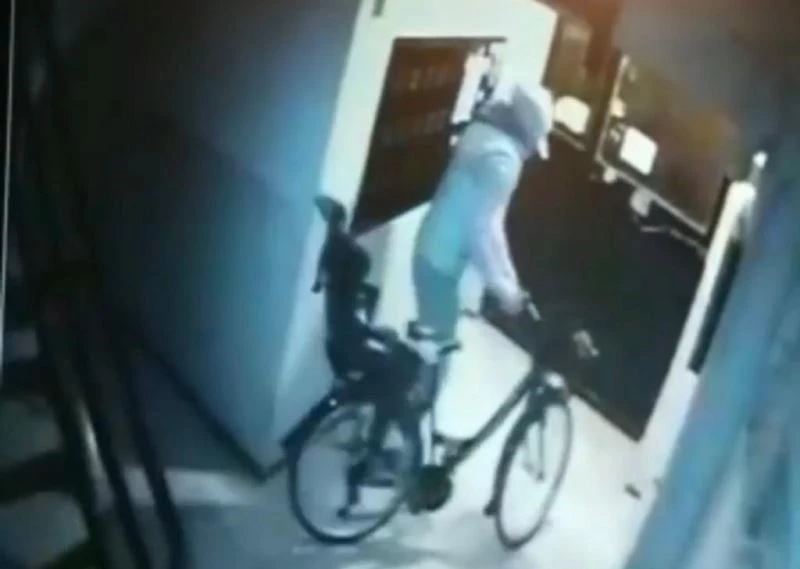 Yüzünü gizleyen hırsız bebek koltuğu takılı bisikleti çaldı

