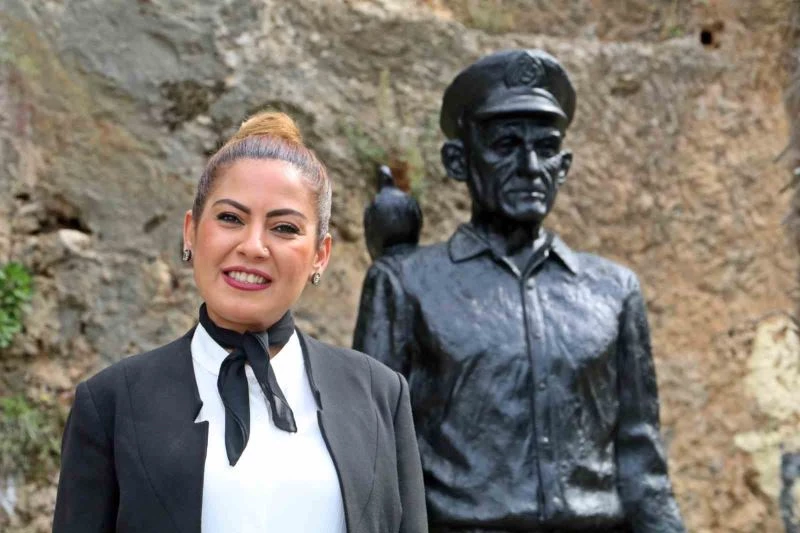 Tarihi Kaleiçi’nin simge ismi ‘Mustafa Kaptan’ heykeli kayıp güvercinine kavuştu
