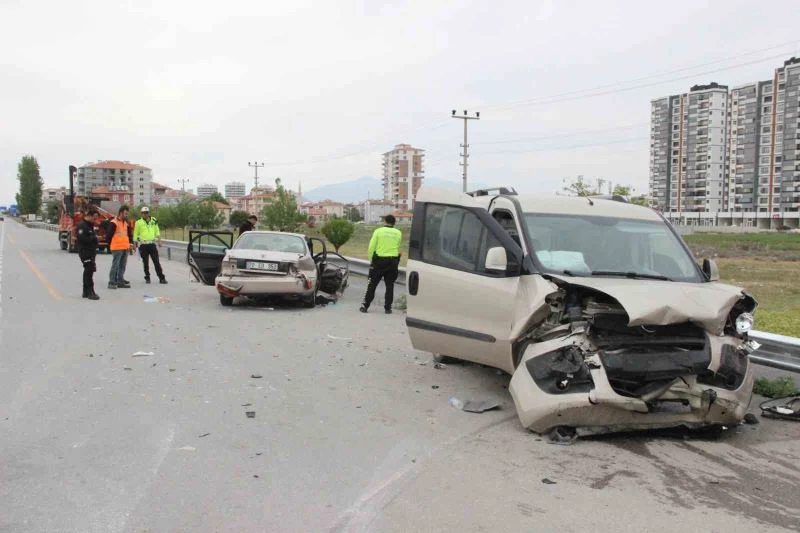 Karaman’da otomobil ile hafif ticari araç çarpıştı: 7 yaralı
