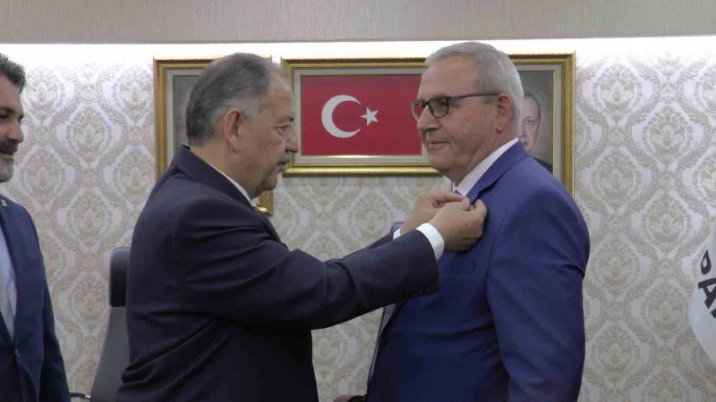 TDP Kayseri İl Yönetimi AK Parti’ye katıldı, rozetlerini Özhaseki taktı
