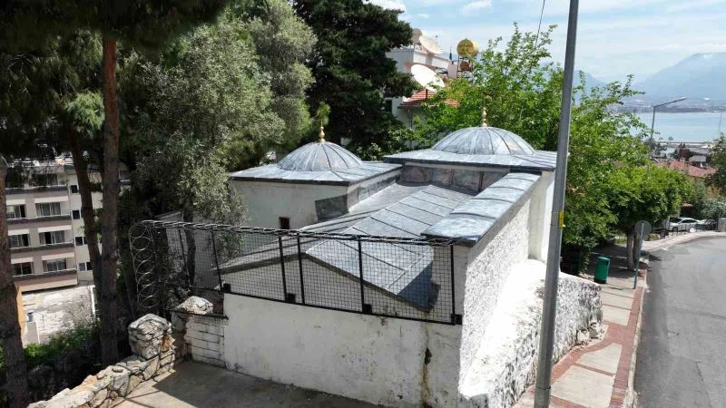 Alanya Kalesi’nin önemli tarihi değerlerinden Sitti Zeyneb Türbesi’nin çatısı onarıldı
