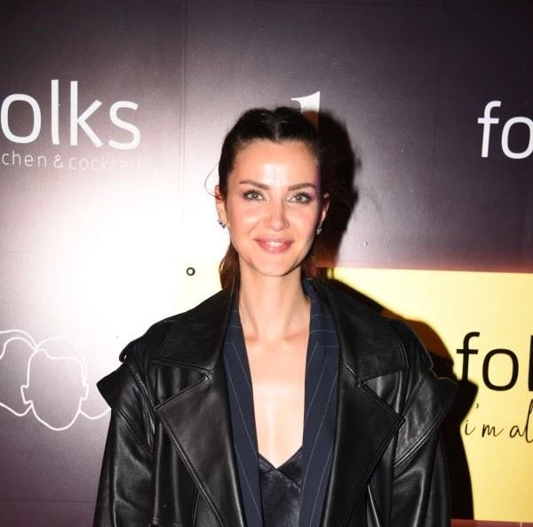 İrem Helvacıoğlu ve Burcu Binici