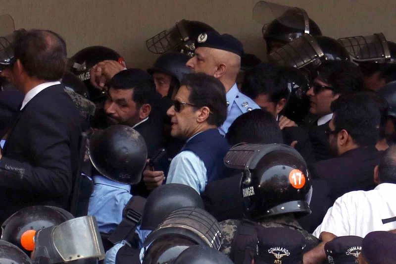 Eski Pakistan Başbakanı Khan mahkeme binasından ayrıldı

