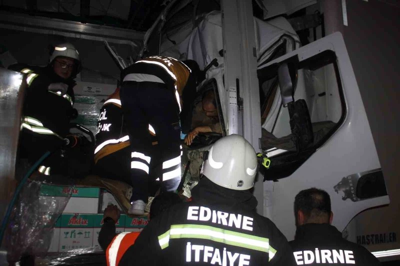 Edirne’de zincirleme kaza: Sıkışan tır sürücüsünü ekipler 2 saat boyunca kurtarmak için uğraştı
