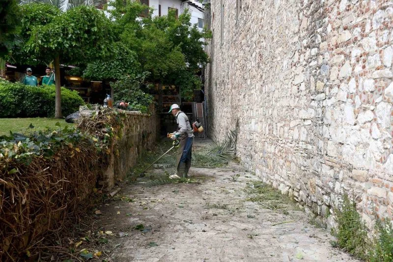 Kuşadası’nın turistik çarşılarında çalışmalar devam ediyor
