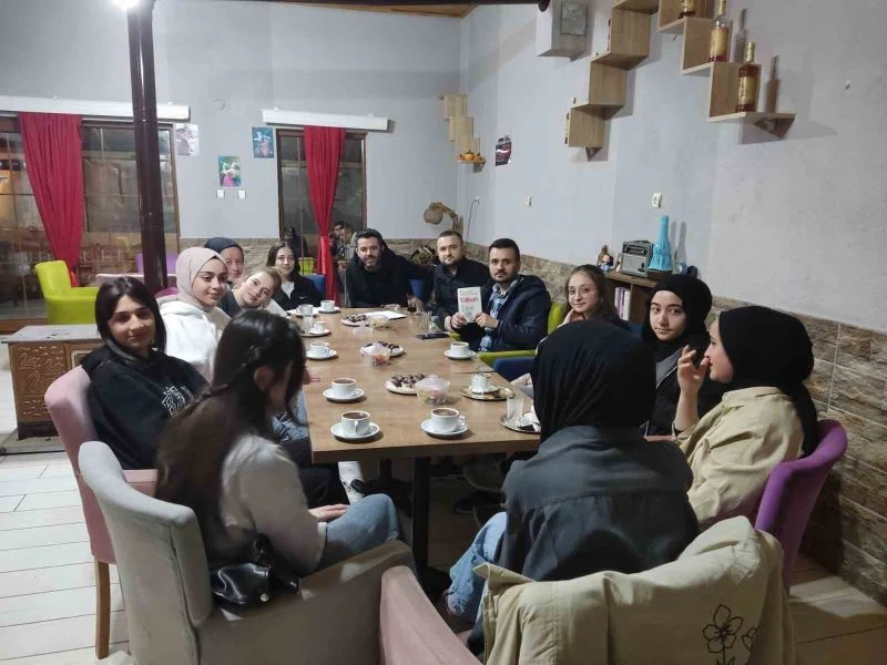 Kafede roman üzerine söyleşi
