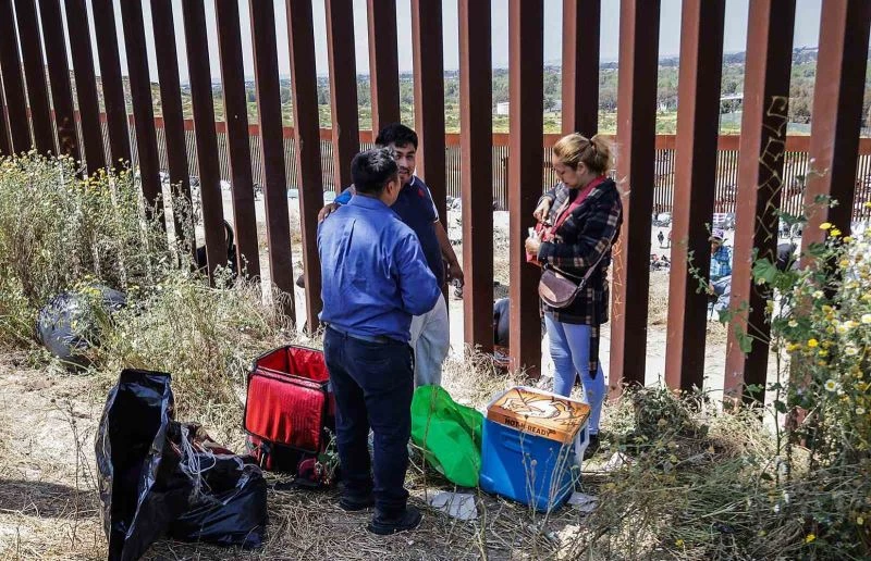 ABD-Meksika sınırına 60 binden fazla göçmen akın etti
