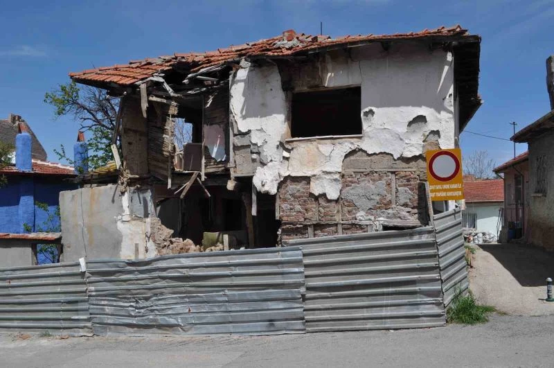  Tarihi evlerin boynu bükük
