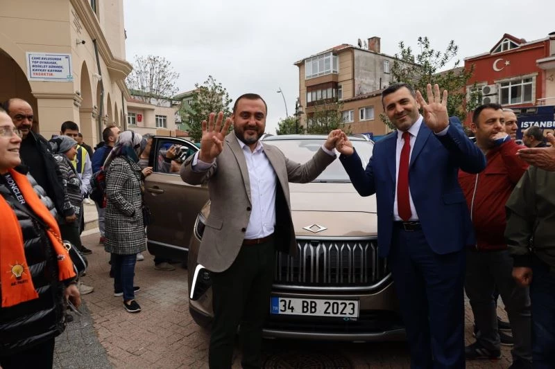AK Parti Milletvekili dayı Rasim Yağar Togg ile geldiği Büyükçekmece’de yoğun ilgi gördü
