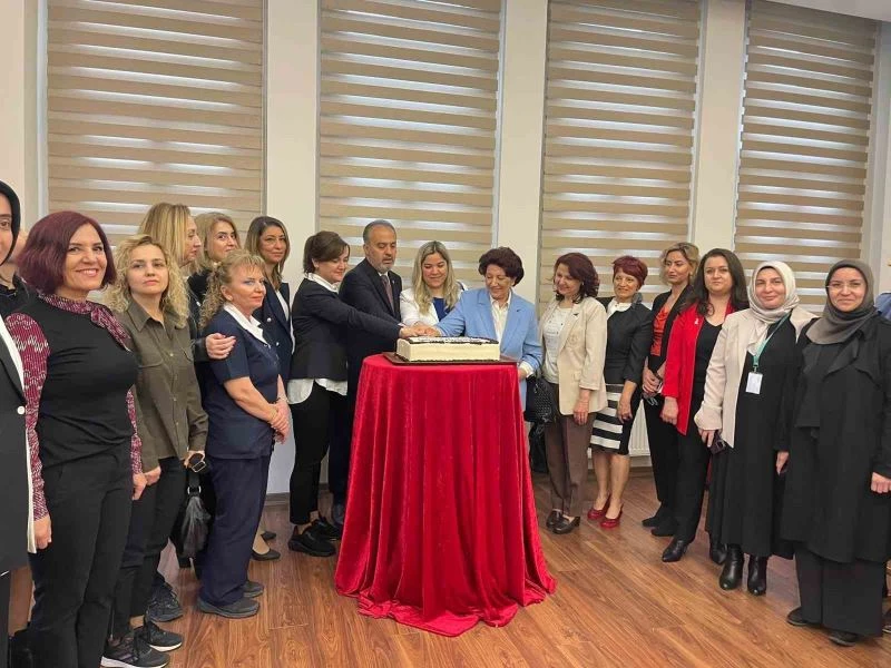 Bursa Büyükşehir’den hemşirelere karanfilli kutlama
