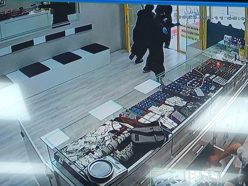 Komedi filmi gibi soygun girişimi: 3 şüpheli, kadın kılığına girdi
