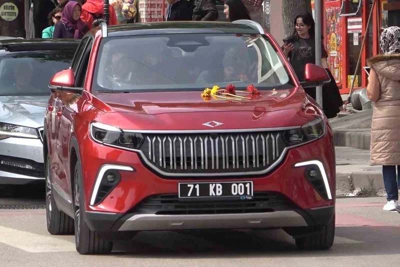 Yerli otomobil Togg’u yakından inceleyen vatandaşlar: 