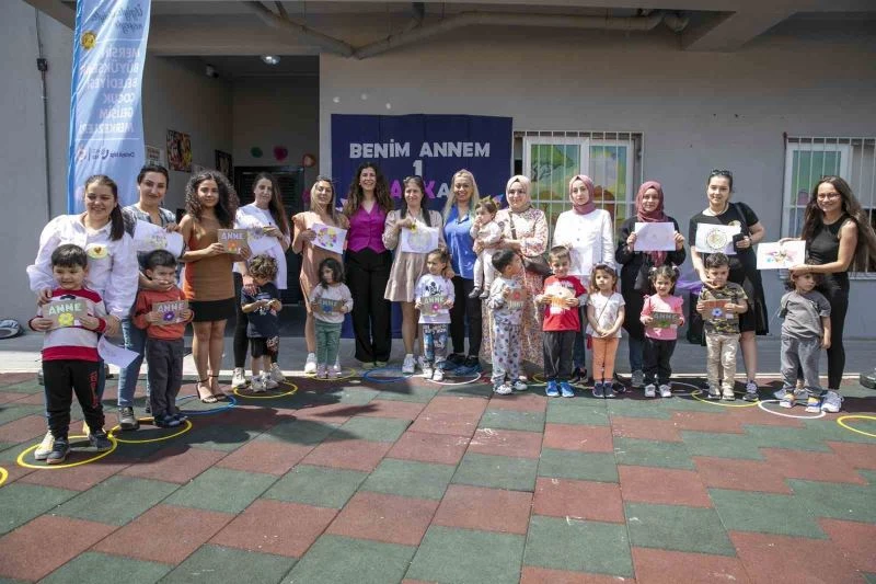 Minikler anneleri için hediye hazırlayıp, şarkılar söyledi
