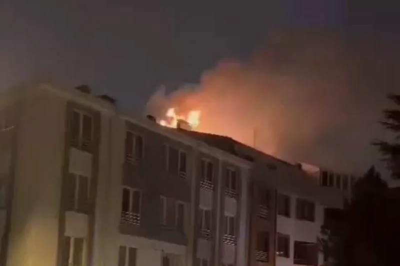 Apartmanın çatı katında korkutan yangın
