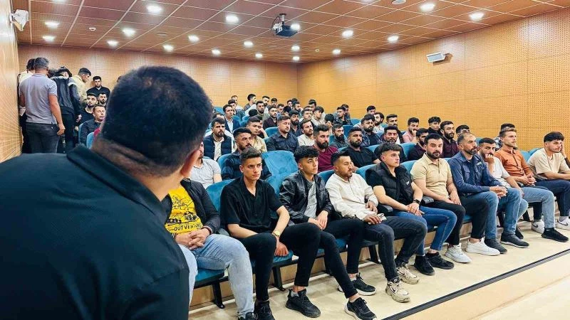 Başkan Babat, gençlerle bir araya gelerek sorunlarını dinledi
