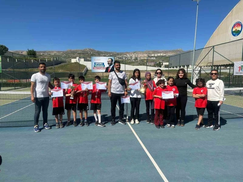 Küçük sporculardan teniste büyük başarı
