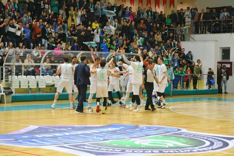 Nefes kesen karşılaşmada Çayırova Belediyesi Basketbol Takımı yarı finale yükseldi

