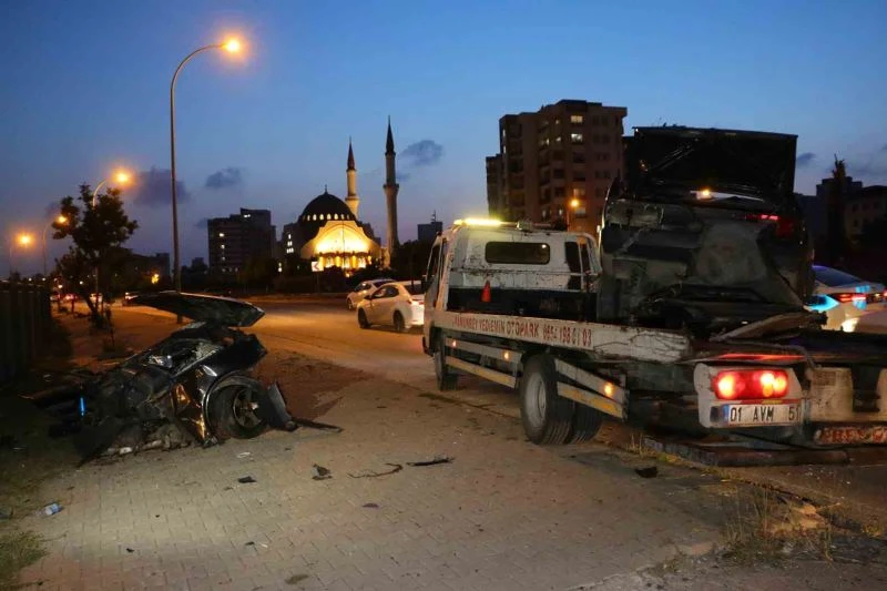 Direğe çarpan otomobil ikiye bölündü, sürücüsü hayatını kaybetti
