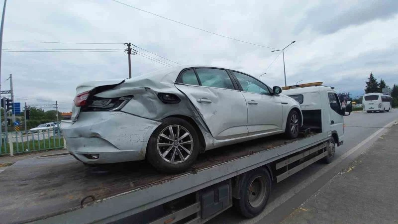 Hatalı U dönüşü kazayı beraberinde getirdi: 1’i çocuk 2 yaralı
