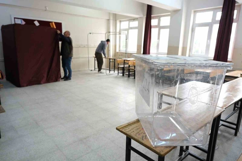 Manisa’da seçim sandıkları kurulmaya başlandı
