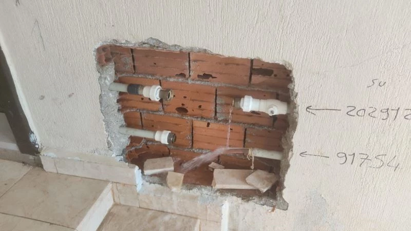 Depremzedelerin evlerine girip su sayaçlarını çaldılar
