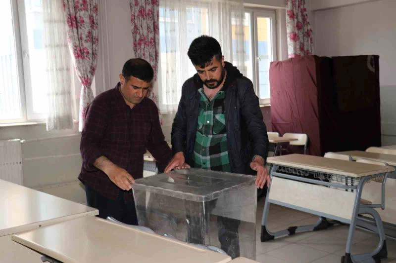 Van’daki okullarda sandıklar kuruldu
