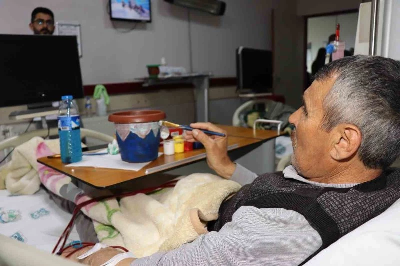 Diyaliz hastaları boyama yaparak keyifli vakit geçiriyorlar
