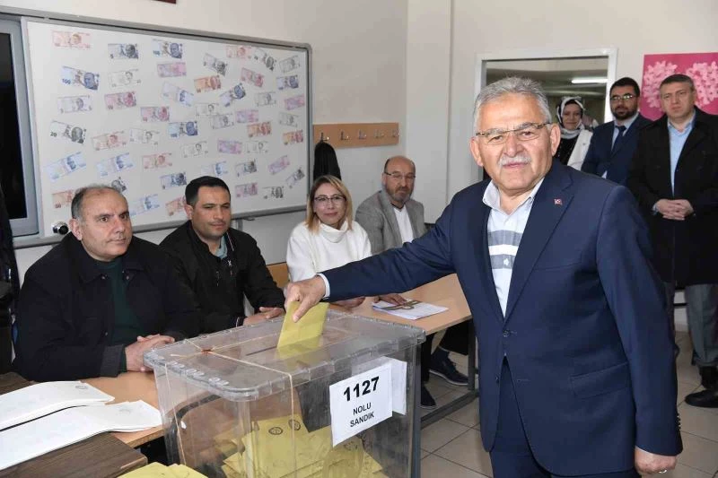 Başkan Büyükkılıç, eşi Necmiye Büyükkılıç ile oyunu kullandı
