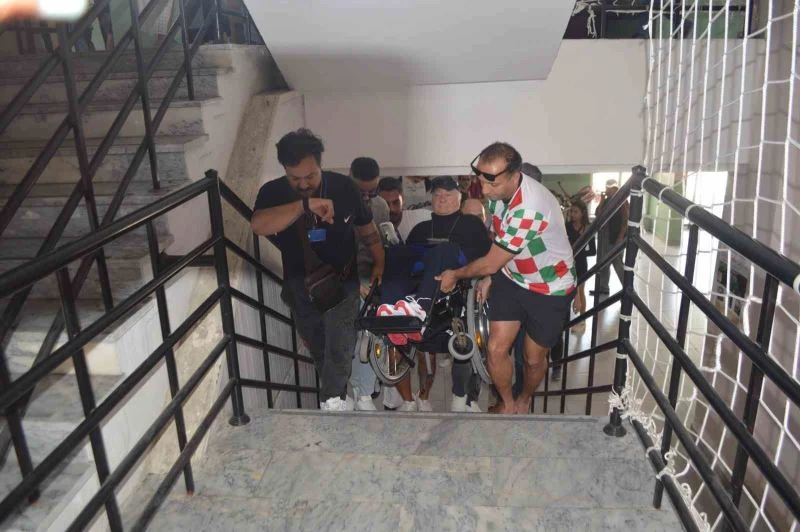 Marmaris’te vatandaşlar oy vermek için okullara akın etti
