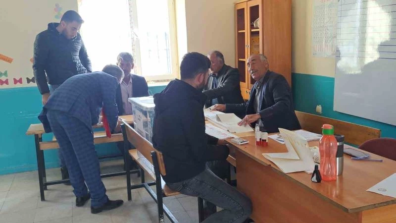 Adilcevaz’da oy verme işlemi başladı
