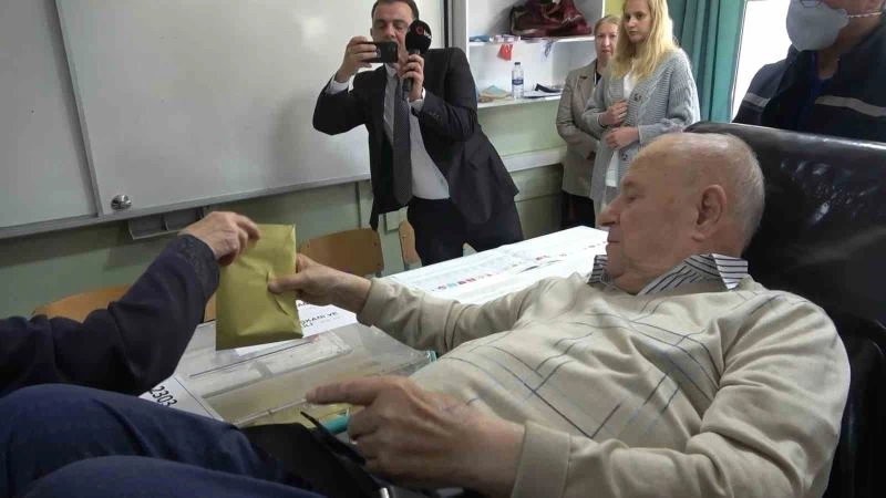 Bursa’da engeli olan vatandaşlar sandığa ambulansla taşındı
