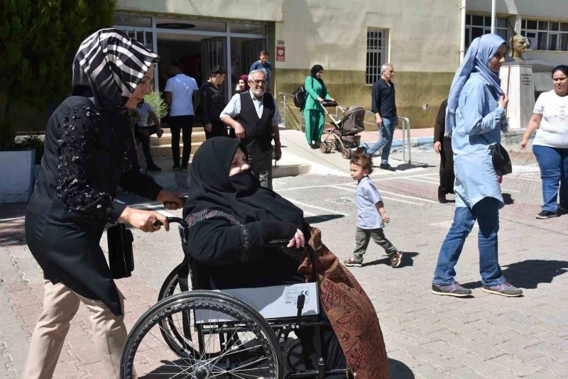 Siirt’te 42 yıl önce gözlerini kaybeden kadın oy kullandı
