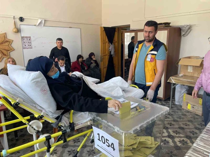 Yatağa bağımlı hastalar sedyeyle oy verecekleri okullara taşınıyor
