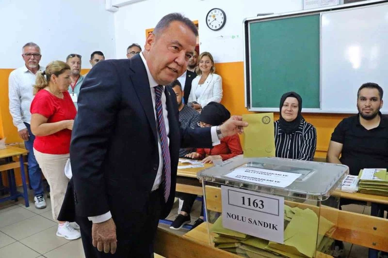 Başkan Böcek sıraya girip oyunu kullandı
