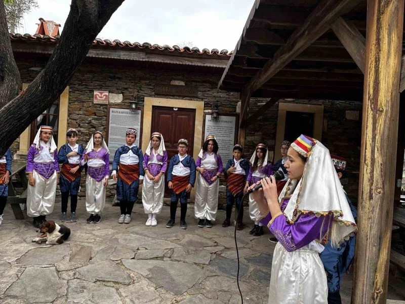 Marmarisli öğrenciler işaret dili ile Kerimoğlu Türküsünü söyledi
