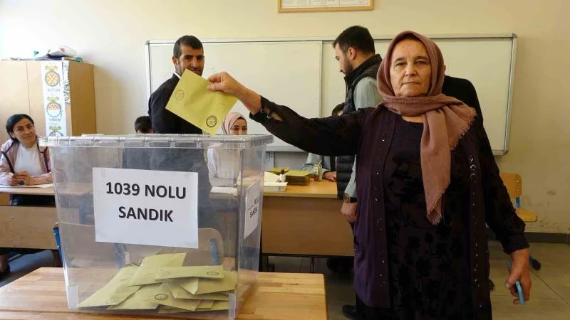 Yüksekova’da oy kullanma işlemi başladı
