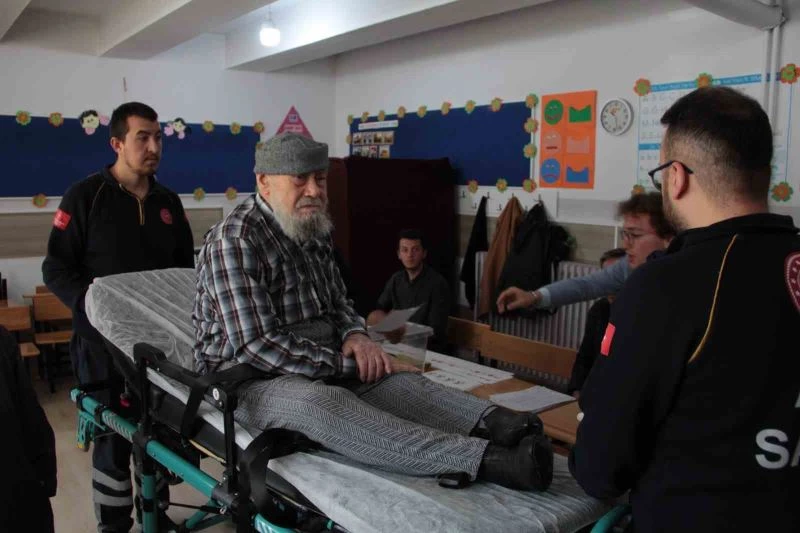 87 yaşındaki Mustafa amca oy kullanmaya ambulansla geldi
