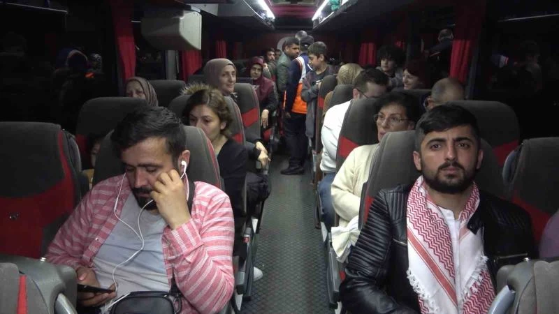 Seçime saatler kala otobüslerle yola çıktılar: Afetzedeler oy kullanmak için şehirlerine dönüyor
