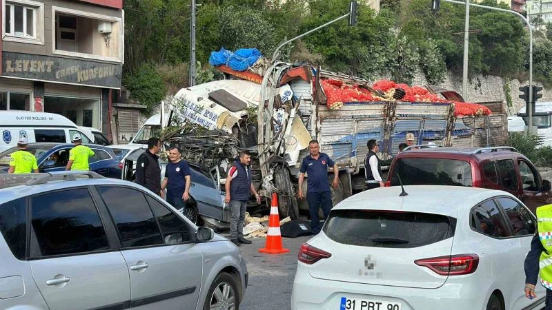 Hatay’da freni patlayan kamyon araçlara daldı: 3 ölü, 20 yaralı