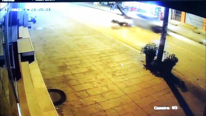 Otomobilin çarptığı motosikletli sürücü metrelerce böyle havaya uçtu
