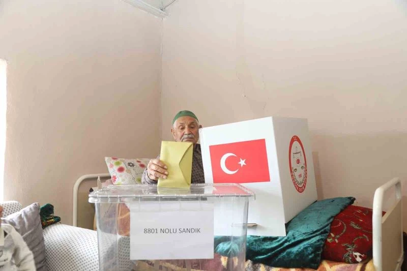 Sandığa gidemeyenlerin evine sandık götürüldü
