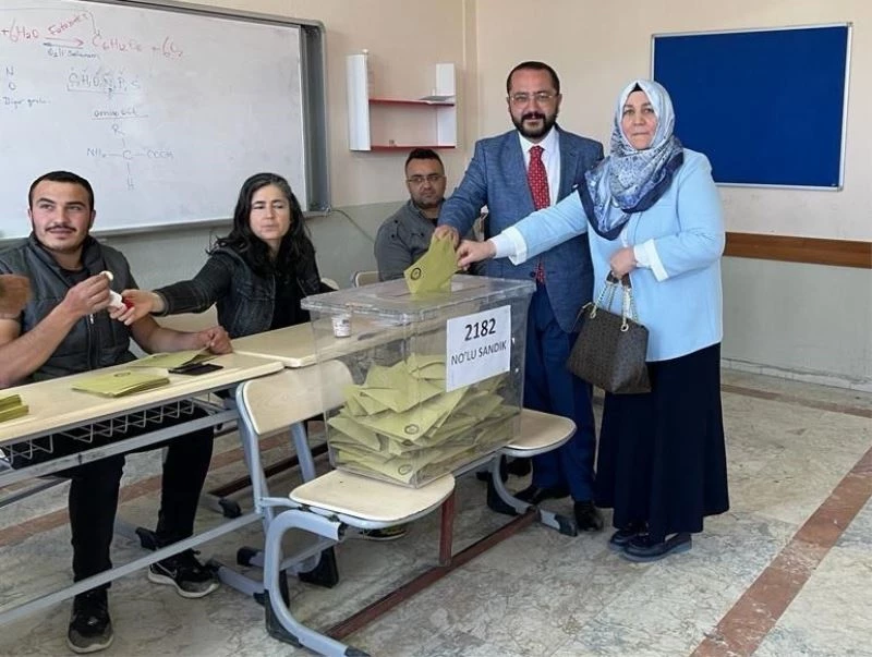 Oyunu annesiyle birlikte kullanan Başkan Yılmaz’dan demokrasi vurgusu
