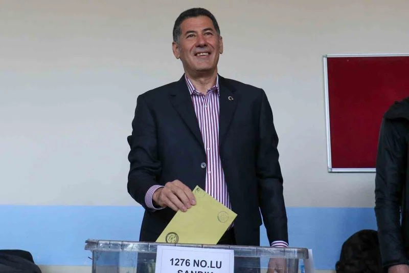 Cumhurbaşkanı adayı Sinan Oğan Ankara’da oyunu kullandı
